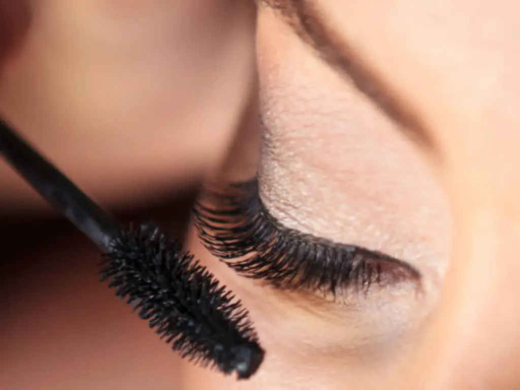 How Long Does Mascara Last Shelf Life, PAO, and Safety Explained