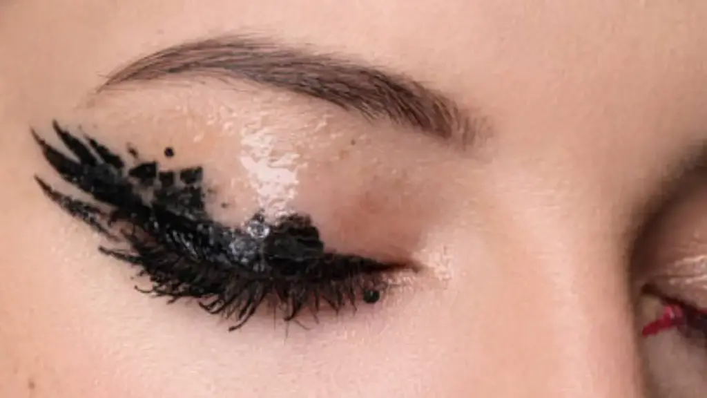 Mascara Formulas Fail Flacking