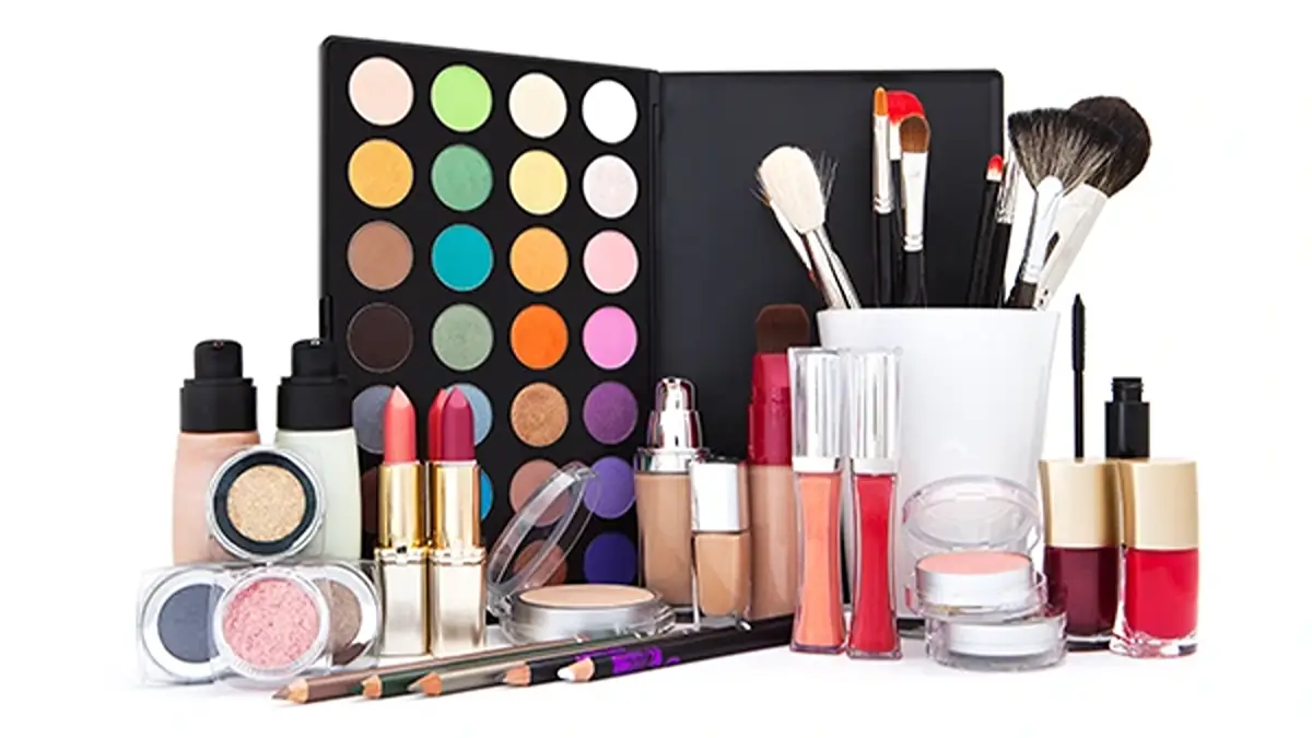Single-resin cosmetic packaging components in one plastic resin arranged on a studio table